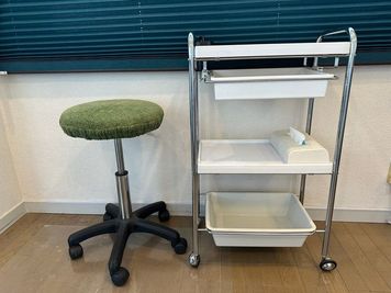 エステワゴン、スツール、その他細かい作業される方のためにワゴンにつけれるライトもございます。 - minoriba_恵比寿西二丁目店 レンタルサロン　スペース1の設備の写真