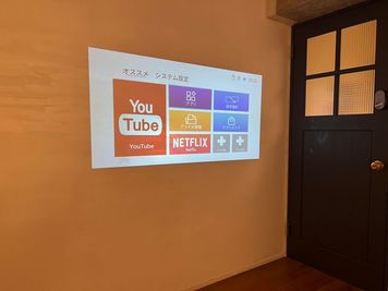 プロジェクターにて映画や動画鑑賞、ビジネス用途でも使用可能。
※映画視聴はご自身のアカウントにてログインが必要となります。 - Ｔｈｅ　Ｓｐａｃｅ Ｔｈｅ　Ｓｐａｃｅ ３階（B スタジオ）の室内の写真