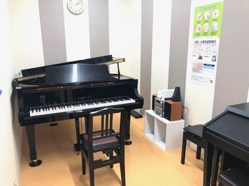 グランドピアノとクラビノーヴァが使用可能な防音ルームです。 - ミュージックアベニュー神戸 防音ルームの室内の写真