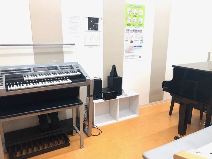 エレクトーンとグランドピアノが使用可能な防音ルームです。 - ミュージックアベニュー神戸 防音ルームの室内の写真