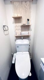 綺麗な洋式トイレです。マクラメやキャンドルを置いてオシャレです。 - 玉井町ガレージハウスD号室 【49平方メートル全面利用可】atelier FUYURAの室内の写真