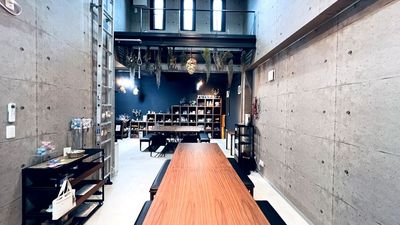 テーブル４つ、椅子（ベンチシート2〜3人がけタイプ）６脚、椅子（背もたれ付き）４脚、スツール椅子（クリアタイプ）３脚 - 玉井町ガレージハウスD号室 【49平方メートル全面利用可】atelier FUYURAの室内の写真