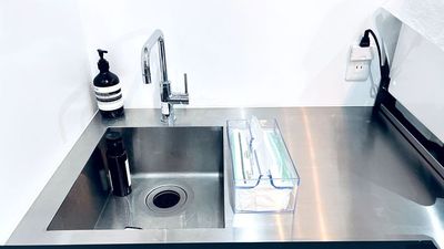 手洗い、食器洗いシンクと調理場スペース - 玉井町ガレージハウスD号室 【49平方メートル全面利用可】atelier FUYURAの設備の写真