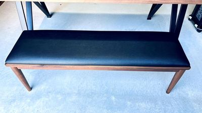 ベンチシートタイプの椅子。
大人の女性が２〜３人お座りいただけます。 - 玉井町ガレージハウスD号室 【49平方メートル全面利用可】atelier FUYURAの設備の写真