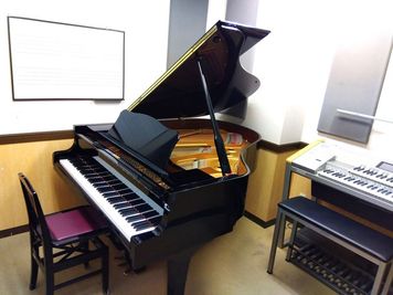 ヤマハミュージック直営教室!【JR青山駅より車3分】ピアノとエレクトーン両方演奏できるお部屋です♪ - 西新潟総合センター