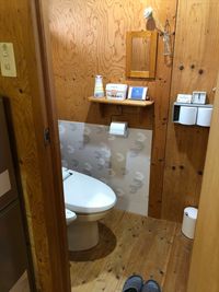 トイレはウォシュレット付きです。
木の個室で、落ち着きます。
衛生上、男女大小問わずお座りになってご利用下さると有難いです。 - Kinoshita 1996 多目的スペースの設備の写真