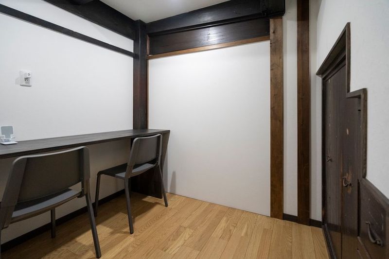 2人掛けのテーブルと椅子 - Idea Sync 個室オンラインスペースの室内の写真