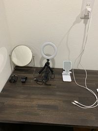 ミラー、LEDリングライト、スマホ置き、iPhone充電器 - Idea Sync 個室オンラインスペースの設備の写真