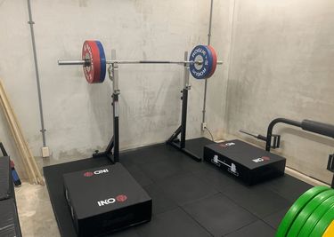 組み立て式のスクワットスタンド。分解して隅に置くことが可能 - GORILLA HUB KOMAGOME | ゴリラハブ駒込 【2名まで】駒込駅徒歩6分の④ウエイトリフティングスペースの設備の写真