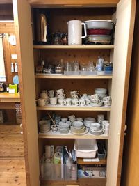 カップ・お皿・食器などご自由にご利用ください。洗い物はこちらで片付けますので指定のカゴに入れておいて下さい。 - Kinoshita 1996 多目的スペースの設備の写真