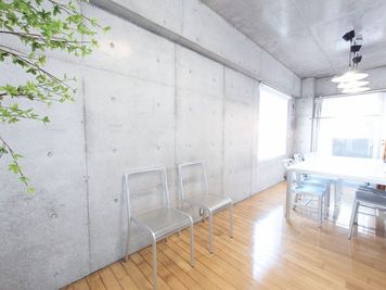 エクセルシオールスペース南池袋店 ✨ゴミ捨て無料✨コンクリート打ちっ放し|女子会・パーティー🍷の室内の写真