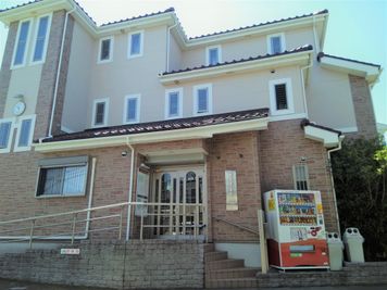 ２号館の正面玄関。 - 湘南中文學苑 2号館・中文學苑教室の外観の写真