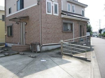 駐車スペース - 湘南中文學苑 2号館・中文學苑教室の外観の写真