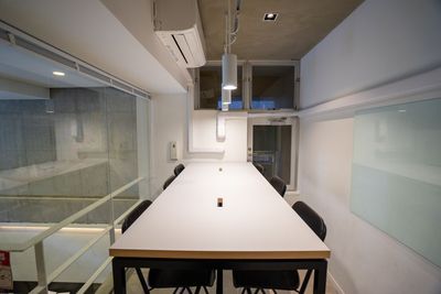 テーブル真横から撮影 - クリエイティブ ワークスペース 四ツ橋6名会議室 Centrum Meeting Room Aの室内の写真