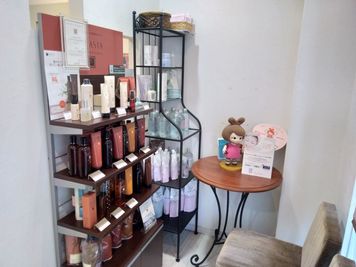 待合スペース - 美容室フィンフ戸越公園店 美容室スぺースの室内の写真