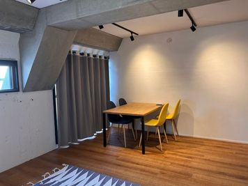 斜光カーテンを閉めると落ち着いた雰囲気に - Ｔｈｅ　Ｓｐａｃｅ Ｔｈｅ　Ｓｐａｃｅ ３階（B スタジオ）の室内の写真