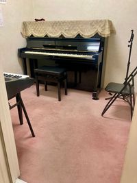 アップライトピアノ、タブレットにも使えるスマホスタンドあります☆ - アーツミュージックスクールの室内の写真