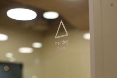 △の可愛らしいデザイン付き - assemble長岡 ご利用可能人数1～8名◆　会議室△(サンカク)の室内の写真