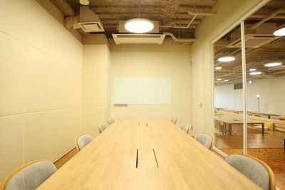 ホワイトボード（壁掛け）完備！ - assemble長岡 ご利用可能人数1～8名◆　会議室△(サンカク)の室内の写真