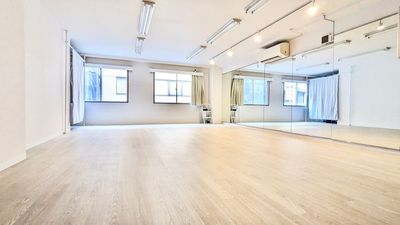 【6〜8名で踊れる広さ】ダンスや演劇など動きの大きい用途でご利用されるお客様では、6名〜8名程度でご利用される方が多いです。 - SOLARI Rental Studio 日本橋の室内の写真