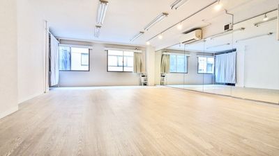 【6〜8名で踊れる広さ】ダンスや演劇など動きの大きい用途でご利用されるお客様では、6名〜8名程度でご利用される方が多いです。 - SOLARI Rental Studio 日本橋 SOLARI レンタルスタジオ 日本橋の室内の写真