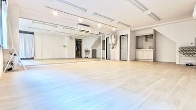 【6〜8名で踊れる広さ】ダンスや演劇など動きの大きい用途でご利用されるお客様では、6名〜8名程度でご利用される方が多いです。 - SOLARI Rental Studio 日本橋 SOLARI レンタルスタジオ 日本橋の室内の写真