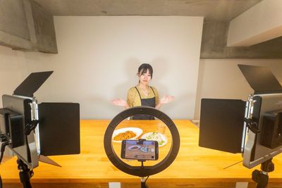 本格的な撮影ライトも無料で使える - リノスぺkitchen初台【渋谷】レンタルキッチン リノスぺkitchen初台【最大10名】の室内の写真