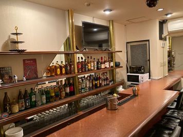 お酒各種、テレビ、レンジ使いたい放題 - 北巽base カフェバーのレンタルスペースの室内の写真