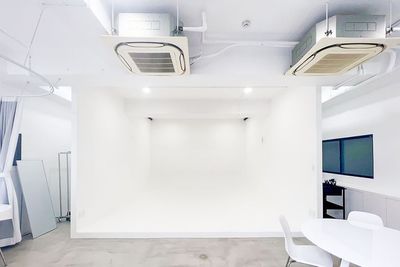 高さ3.2m 横幅4.5m 奥行き5m 引き最大8.2mのシンプルな白ホリ - studio CURBON 白ホリ撮影スタジオの室内の写真