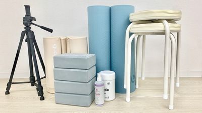 室内の備品は全て無料でご使用いただけます。
ヨガマット/ブロック/ポール各々8つ、ヨガマットクリーナー、丸椅子8脚、撮影用3脚 - SOLARI Rental Studio 日本橋 SOLARI レンタルスタジオ 日本橋の設備の写真