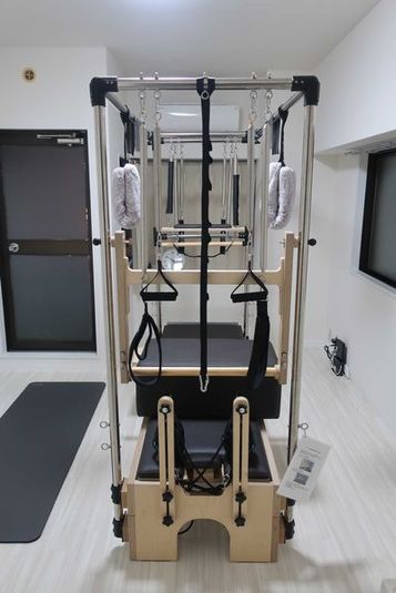 ピラティスマシン（キャデラック付きリフォーマー）：モーションケアピラティス製 - sr pilates studio 六本木乃木坂の室内の写真