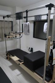 ピラティスマシン（キャデラック付きリフォーマー）：モーションケアピラティス製 - sr pilates studio 六本木乃木坂の設備の写真