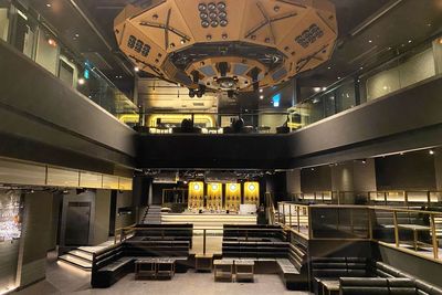 地下3階メインフロア・ステージ側から - BASE GRANBELL 大型イベントホールの室内の写真