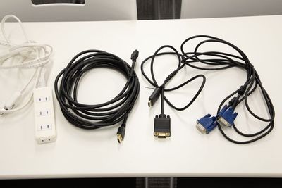 ケーブル類（HDMI、VGA、VGA⇄HDMI、延長電源コード） - リモートベースroom3の設備の写真