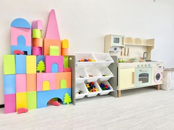子ども用巨大キッチンカウンターに巨大ブロック！子どもなら巨大ブロックで自分のお部屋も作れるかも！おままごとセットはすべて木製のWoody Puttyです！ - 子連れ専用ママ会ルーム"mamaco代々木"の設備の写真