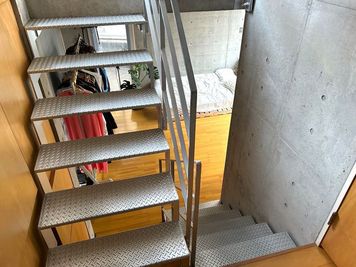 玄関から1Fを見た様子。こちらも扉がないので開放的です◎下もリビングと同じ広さのスペースをお使いいただけます。 - 海近デザイナーズの両面彩光テラスハウス | 大きい窓   海近デザイナーズの両面彩光テラスハウス | 大きい窓 の室内の写真