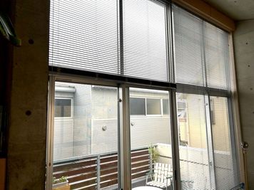 雨の日に撮影しましたがこの明るさ！天候に左右されづらく、自然光で撮影が可能です。窓も上部まであります。 - 海近デザイナーズの両面彩光テラスハウス | 大きい窓   海近デザイナーズの両面彩光テラスハウス | 大きい窓 の室内の写真
