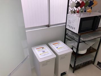 ＊有料オプション
①可燃ゴミ、②カン・ビンの２種類のゴミ箱のセット。
足りない場合は１袋あたり１式こちらのオプションを追加で決済下さい。 - ハイスペ 三宮イクシー 〈ハイスペ三宮イクシー〉【定員タイプB】の設備の写真