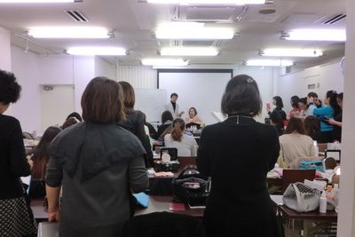 プロジェクター（有料1,100円）、ホワイトボード、有線マイクなどもご用意しております。 - なんばカルチャービル 5F会議室の室内の写真