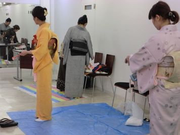 机や椅子を移動して広いスペースも確保できます！ - なんばカルチャービル 5F会議室の室内の写真