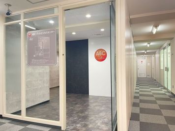 共用廊下
右側の廊下をまっすぐ進んだ突き当りの部屋が404号室となります。 - アットビジネスセンターサテライト渋谷宇田川 404号室（セミナールーム・ミーティングスペース）の入口の写真