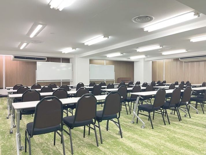 部屋前方　スクール形式48席（最大72席まで増やせます） - アットビジネスセンターサテライト渋谷宇田川 405号室（イベントルーム・多目的スペース）の室内の写真