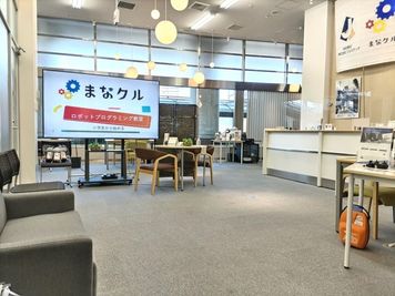 店内の様子 - ＜会議室・レンタルスペース／コワーキング＞　まなクル浜松 コワーキングスペース【まなクル浜松】の室内の写真