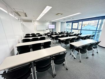 【晴れた日は日差しが良く入ります】 - 【閉店】TIME SHARING 新大塚 音羽ビル 【閉店】3Fの室内の写真
