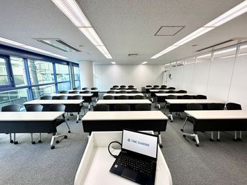 【司会台からは全体が見渡せます】 - 【閉店】TIME SHARING 新大塚 音羽ビル 【閉店】3Fの室内の写真