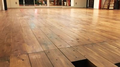 無垢の杉材の下はショックアブソーバー入りでコンクリートからの衝撃を守るこだわりの構造。足に優しい床。 - スタジオ結緋の室内の写真