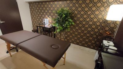 LINCRASトーカン博多 08〈LINCRASトーカン博多サロン〉の室内の写真