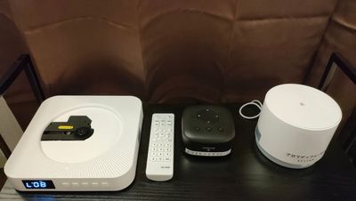 Bluetooth対応CDプレーヤー、
ホワイトノイズマシン、
アロマディフューザー - LINCRASトーカン博多 08〈LINCRASトーカン博多サロン〉の設備の写真