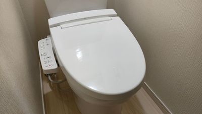 ウォシュレット付きトイレ - LINCRASトーカン博多 08〈LINCRASトーカン博多サロン〉の設備の写真