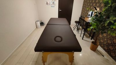 LINCRASトーカン博多 08〈LINCRASトーカン博多サロン〉の室内の写真